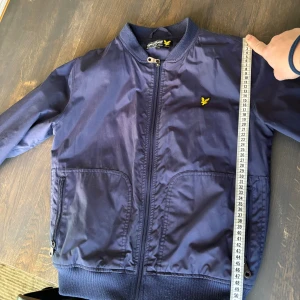 Marinblå från Lyle & Scott - En snygg Lyle scott jacka från 12-13 år