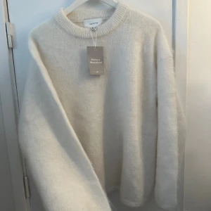 Stickad tröja HM - En fin stickad tröja från HM som är helt ny. I storlek XS men sitter mer som en S. Den är off white/ white. Perfekt till vintern, den är varm och gosig 