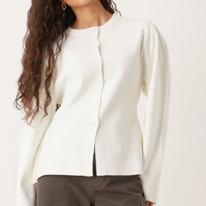 Vit kofta med puffärm och knappar - Säljer pga för stor storlek, köpt på Asos💞. Endast testad 1 gång, aldrig haft ute. Nypris 430kr