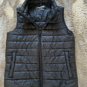 Everest Väst - Passar dig mellan 150-160, Skick 9/10. Hör av dig om mer bilder eller frågor.