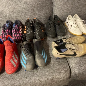 Mix av fotbollsskor Adidas & Nike - Säljer flera par fotbollsskor från Adidas och Nike vissa skor har lite defekter kom med bud