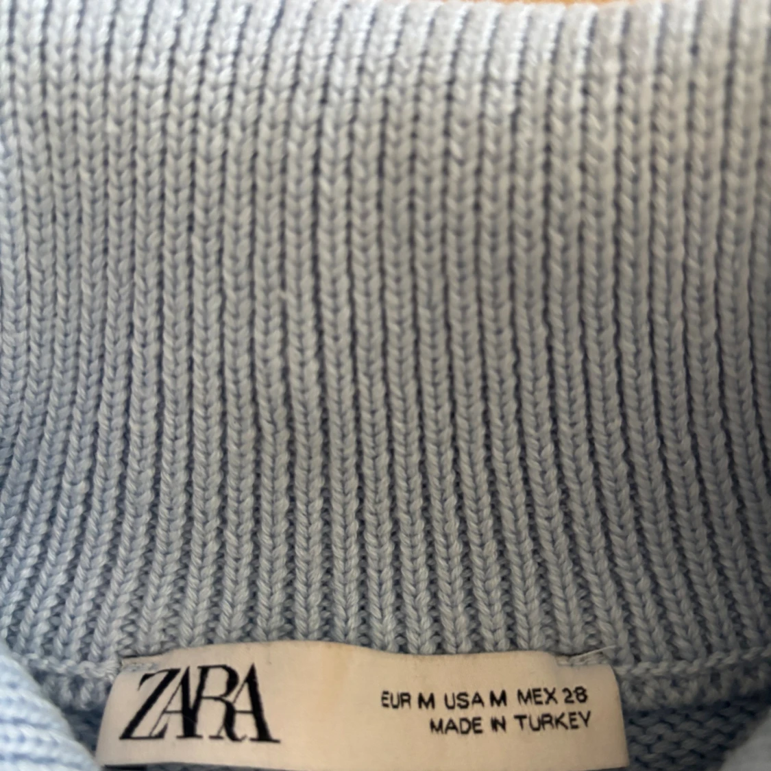 Ljusblå stickad half zip från Zara - 1