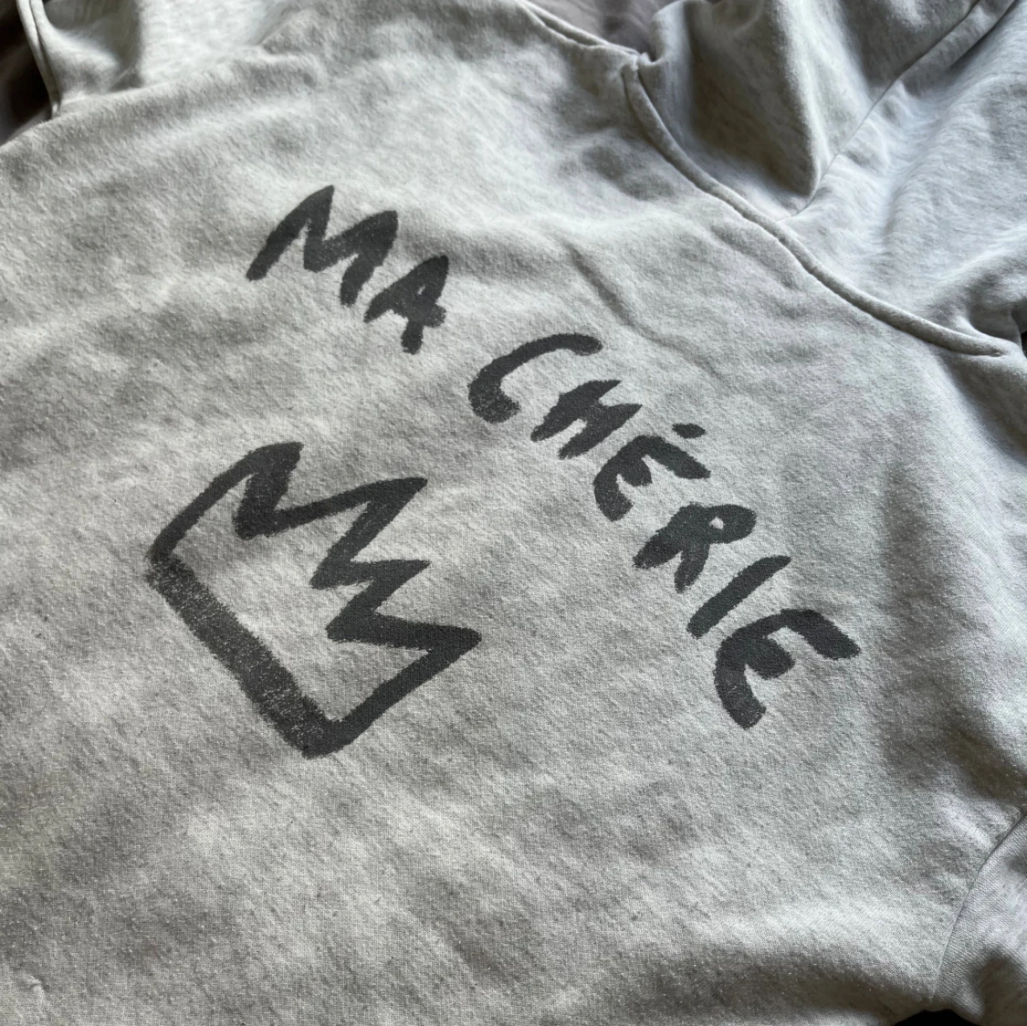 Grå hoodie med tryck 'Ma Chérie' - 3