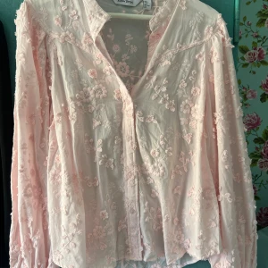 Blommig broderad skjorta från & Other Stories - Ljusrosa blus från & other stories. Storlek M. Endast testad saknar dock prislapp. Kan betalas med Swish om så önskar. Köpare står för frakt.