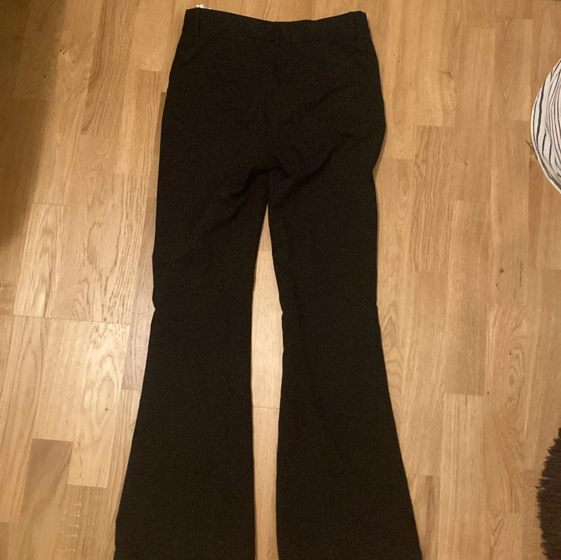 Svarta bootcut byxor från RYVLS - 1