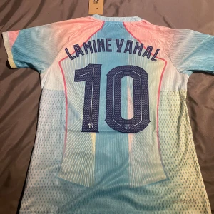 FC Barcelona - Lamine Yamal #10 - FC Barcelona tröja i special edition med Lamine Yamal #10 på ryggen. Champions League logga i ärmen. Storlek M.
