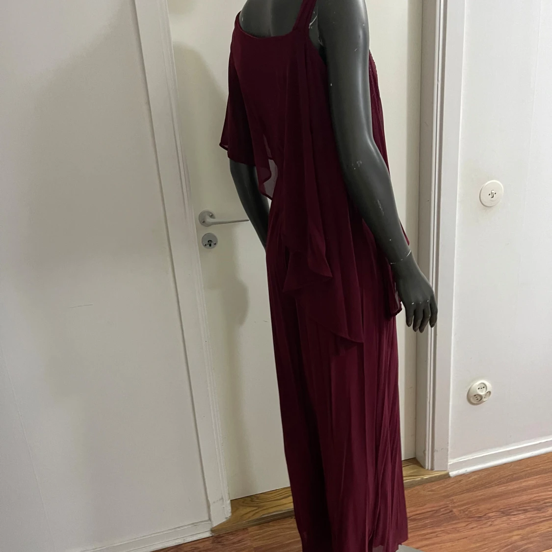 Vinröd långklänning med glittrig axel - 4