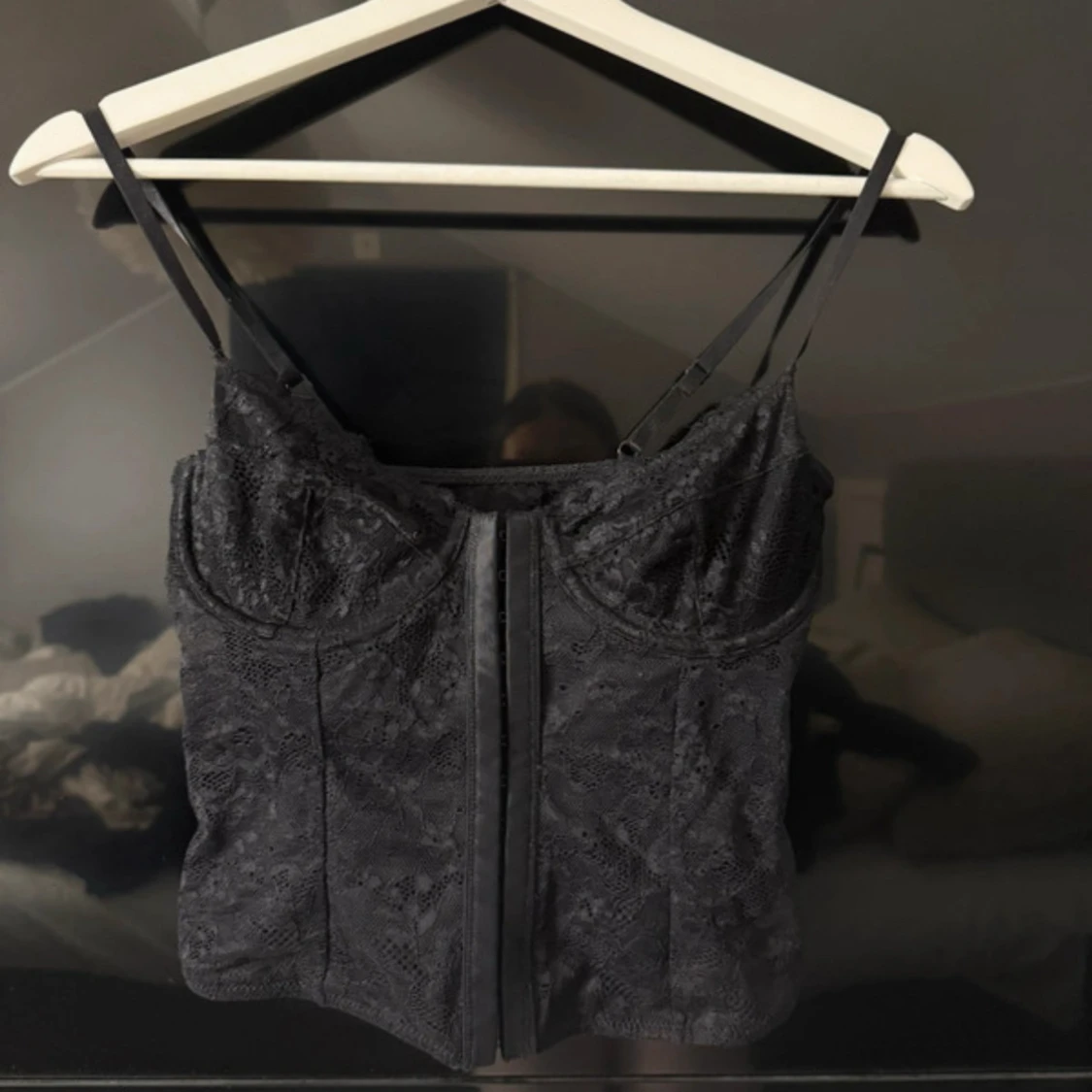Svart spetskorsett med smala axelband