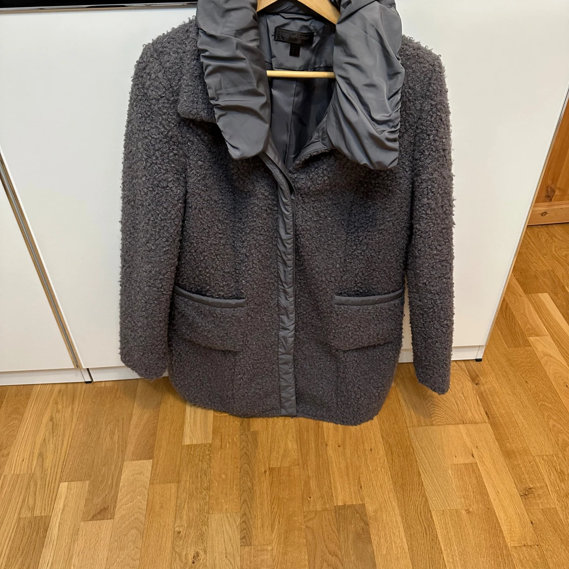 Grå teddyjacka med stor krage