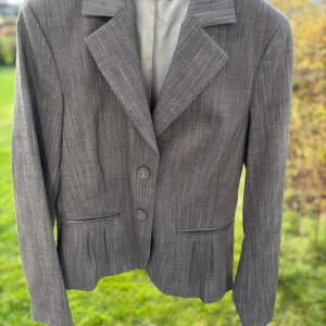 Kavaj Monton strl 40 - Snygg kavaj, passar perfekt till både jeans som och finbyxor.