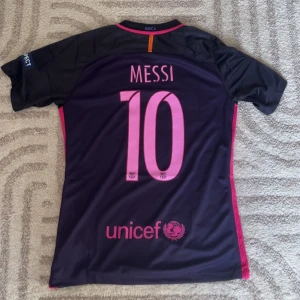 Barcelona 16/17 Messi  - Replika Barcelona tröja helt ny med tags med Messi på ryggen. För fler bilder eller frågor tveka inte att skriva i dm. Fler tröjor i profilen. Se bio för tvätt anvisningar 
