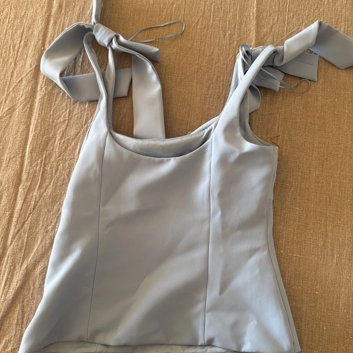 Ljusblå linnetopp med knytband - 1