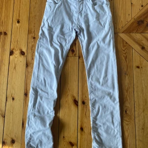 Jacob cohen Jeans style 688 - Snygga vita jeans från Jacob Cohen med klassisk femficksdesign och diskret logga på bakfickan. Byxorna har raka ben och är tillverkade i mjuk bomull med en exklusiv känsla. Perfekta för dig som vill ha en clean och stilren look.