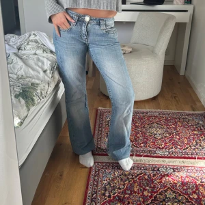 Lågmidjade jeans  - Säljer mina absolut favorit jeans. Dom är lågmidjade och vida där nere. Så snygg passform. Jag är 164 cm lång. Köpt på en vintage butik.
