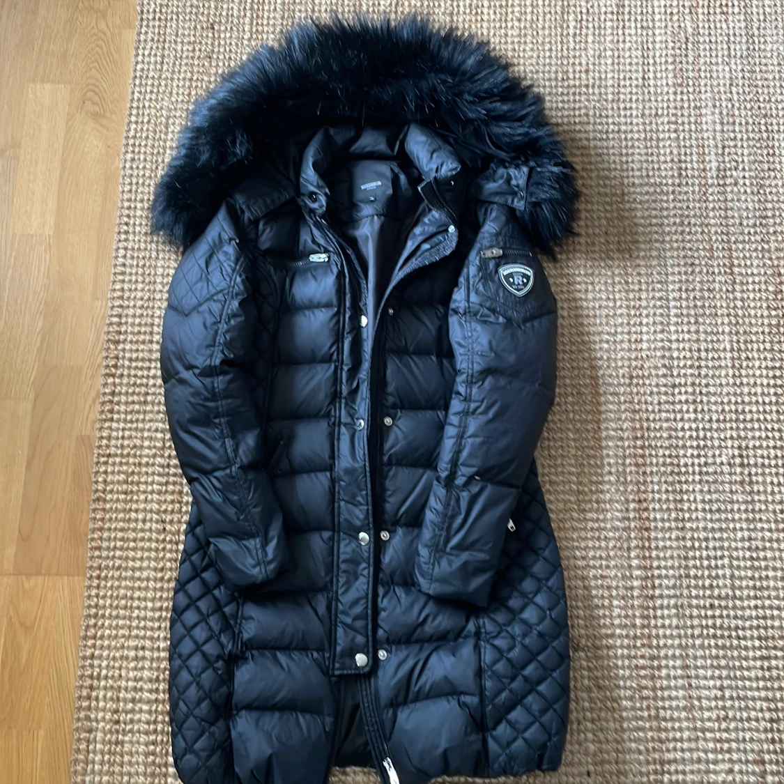 Svart lång dunjacka Rockandblue 38