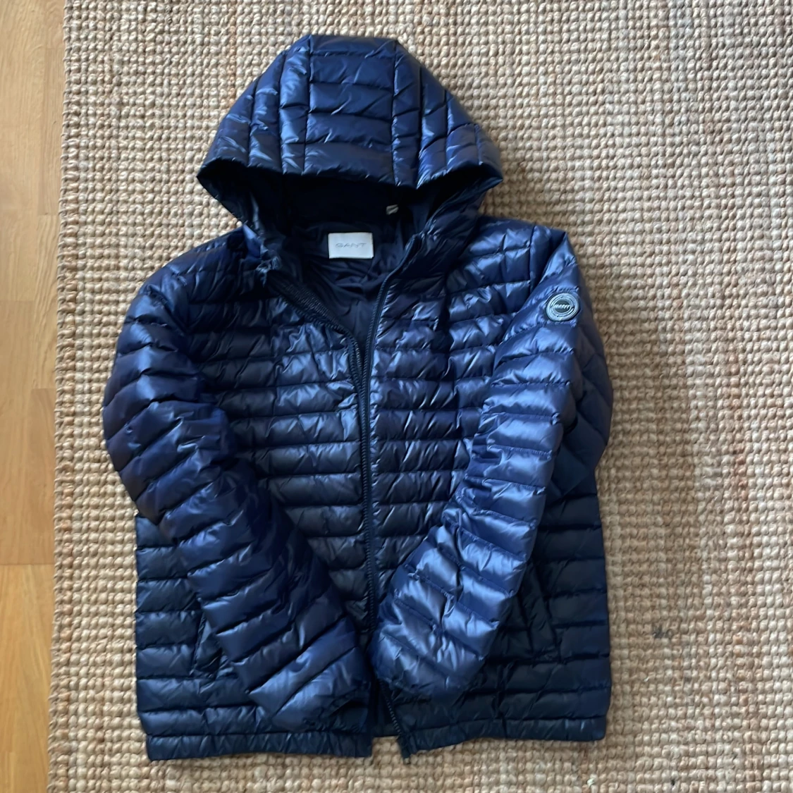 Marinblå dunjacka från GANT med huva