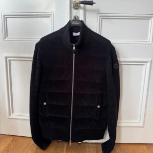 Moncler cardigan  - Moncler padded wool and velvet cardigan.                 Riktigt bra skick då jag endast använt den 4 ggr.     0 tecken på användning.                                    Kvitto och äkthetscertifikat finns! All og.                    Tveka inte på att höra av dig vid frågor.                        Nypris över 13k!
