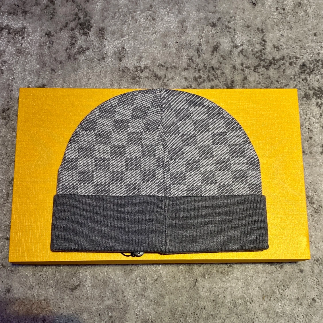 Grå rutig mössa från Louis Vuitton - 1