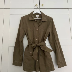 Jacka med bälte från Indiska - En helt ny jacka från Indiska, som aldrig kommit till användning. 