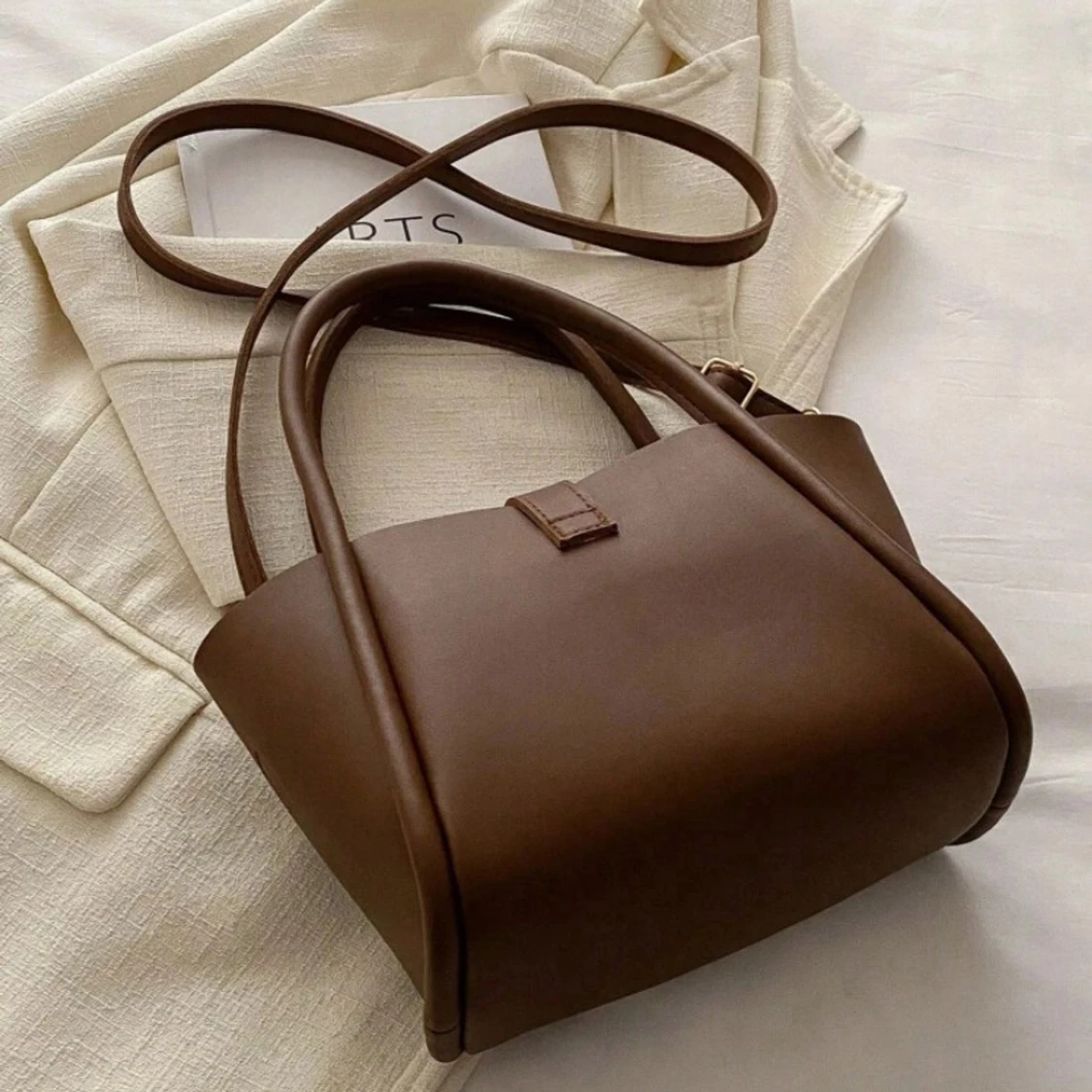 Brun handväska med gulddetaljer - 2