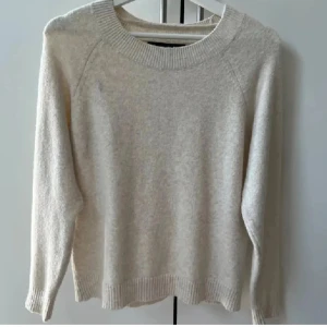 Beige stickad tröja från Vero Moda - Sjukt mjuk o skön tröja från veromoda!! 🫶