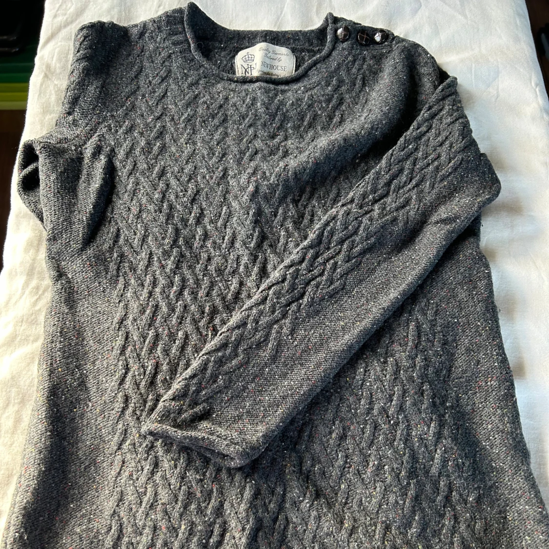 Grå stickad tröja från Newhouse