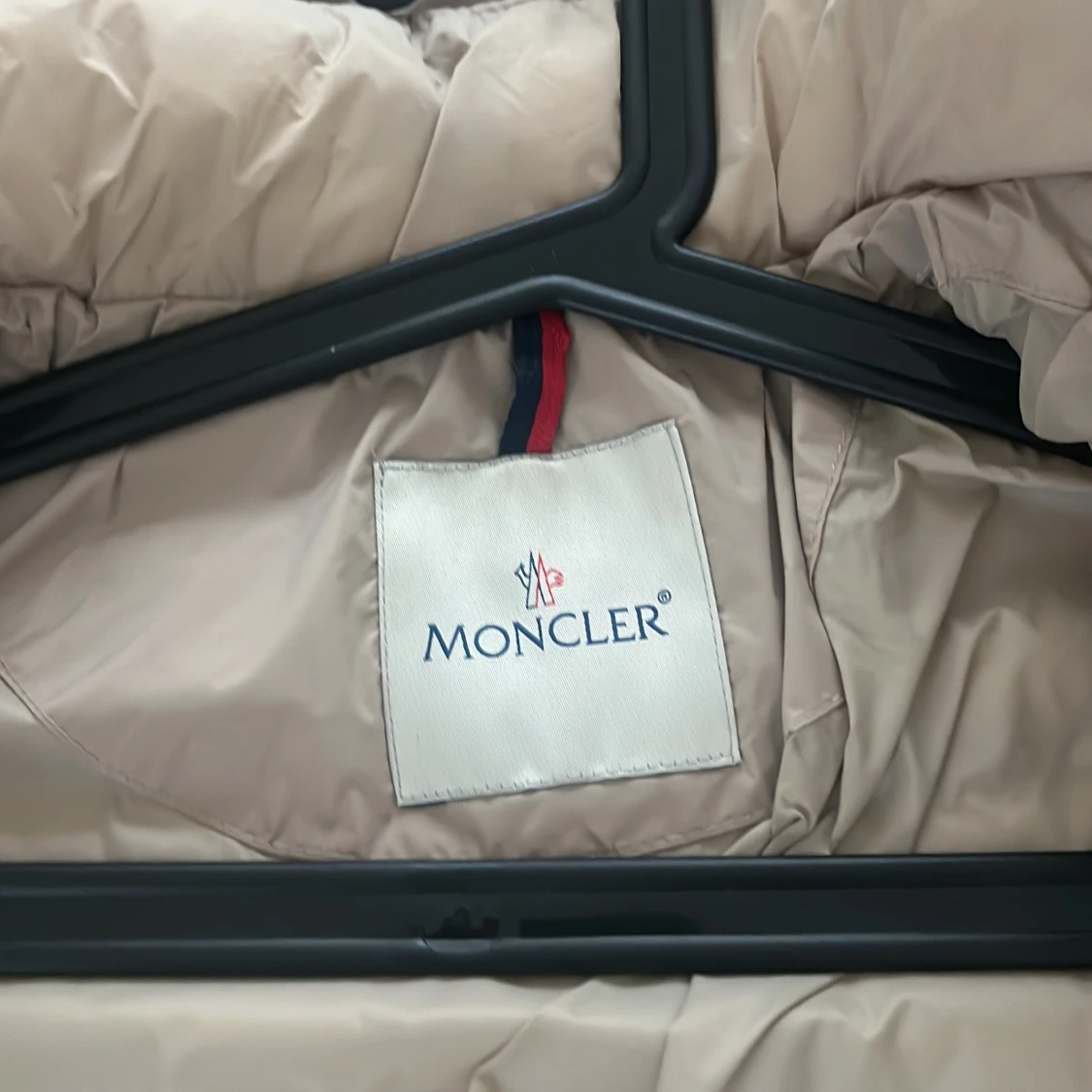Beige Moncler dunjacka med huva - 3
