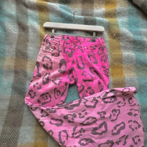 Lågmidjade byxor i leopardmönster  - Här är byxorna som blir en riktig icebreaker! Lågmidjade byxor från Lois i bootcutmodell fast som är riktigt utsvängda där nere. Som jag önskar att jag kunde ha dessa men dom är alldeles för små. Innerbenslängden är 85 cm och midjemåttet rakt över är 35. Nypris ca 2000 kr