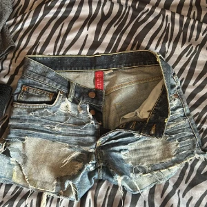 Shorts med slitningar - Aldrig använda men väldigt ”trasig” stil
