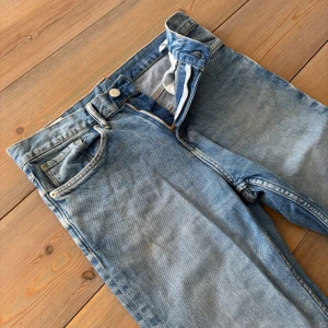 Blå Slim Fit Jeans från H&M - Enkla, snygga jeans🩵 - Blå jeans från H&M i strl 30/32. Slim fit och sitter bra - perfekt fynd till garderoben. ✅Snygga och utan defekter🌟Funkar till allt🛒Fynd! Endast 159kr!🚚Frakten gratis!