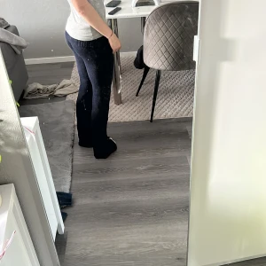 Mörkblå stickade mjukisbyxor - Mysiga mörkblå stickade mjukisbyxor med bred resår i midjan 💗