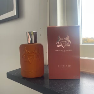Parfums de Marly Althaïr EdP 125ml - Althaïr från Parfums de Marly, 125 ml, tillverkad i Frankrike. Innehåller noter av kanel, kardemumma, apelsinblomma, bergamott, bourbonvanilj, elemi, pralin, mysk, ambroxan och guaiacträ. En modern och lyxig doft för dig som vill sticka ut. Helt ny inprincip använt endast ca 5 spray köpt i Paris Pris kan diskuteras 