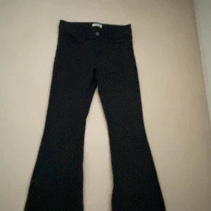 Svarta bootcut byxor från Lindex - Svarta jeans från Lindex, använda ca 3 gånger 💘, de är bootcut och Lowaist. Säljer pågrund av att dem har blivit för korta på mig. Storleken är 152, modellen är kort. Original pris tror jag var ca 300 💕 pris kan alltid diskuteras.