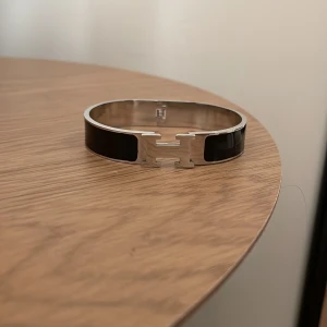 H- armband - fint skick, köpt i spanien skriv vid frågor