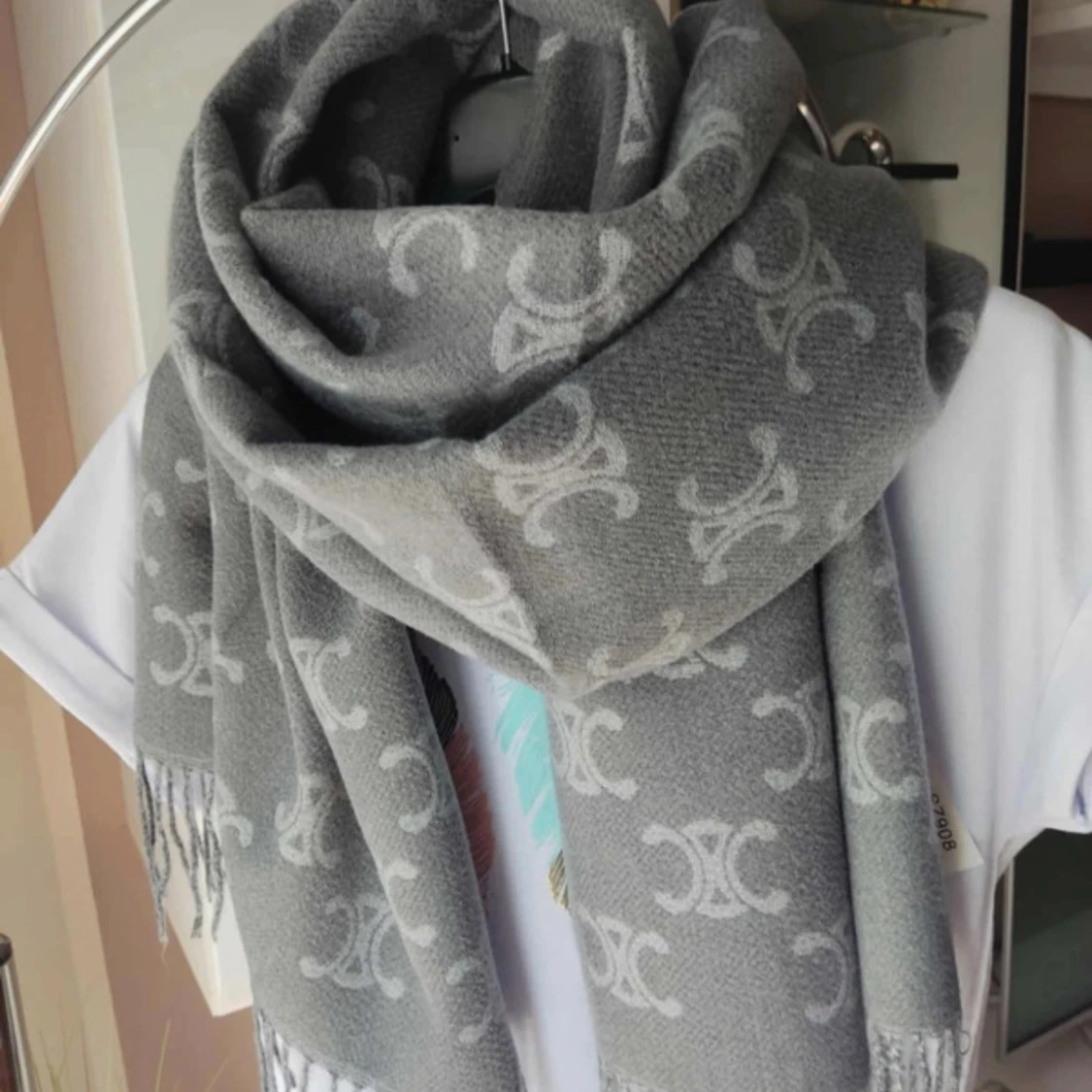 Grå halsduk med mönster från Celine - 3