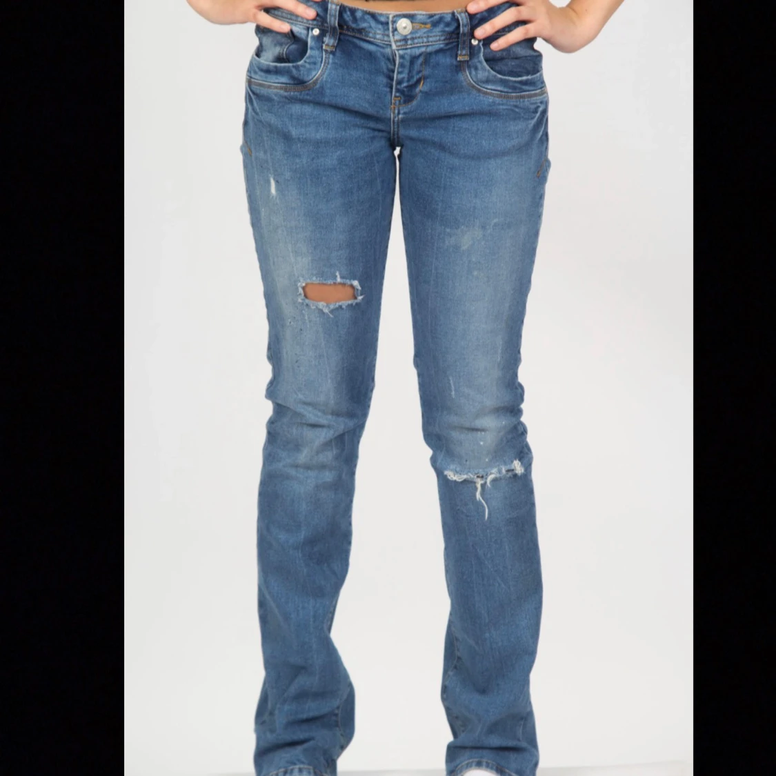 Blå bootcut jeans med slitningar