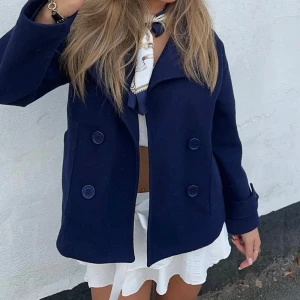 Kort kappa - Så snygg jacka från Design by Si som jag säljer då den tyvärr inte kommer till användning!! Är använd men är i bra skick 💓🫶