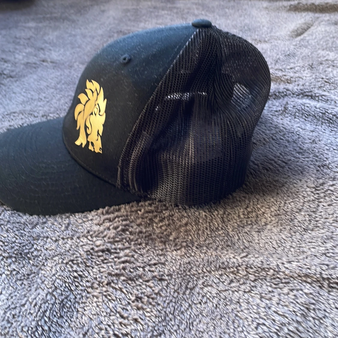 Svart keps med lejongult lejontryck - 2