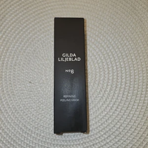Gilda Liljeblad No.6 Refining Peeling Mask 50ml - Gilda Liljeblad No.6 Refining Peeling Mask är en enzympeeling som förnyar och minskar porerna. Papayaenzym och mikrovaxkorn från ricinolja peelar skonsamt och gör huden klar och spänstig. Produkten verkar även som en lermask och får då en ännu mer renande behandling som minskar överskottstalg.  Innehåller 50 ml.  Ord pris 499kr