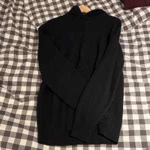 Merino hoodie - Säljer en svart merino hoodie då den inte passar, den är helt oanvänd. Nypris: 899 kr. Vid intresse eller frågor är det bara att skriva!