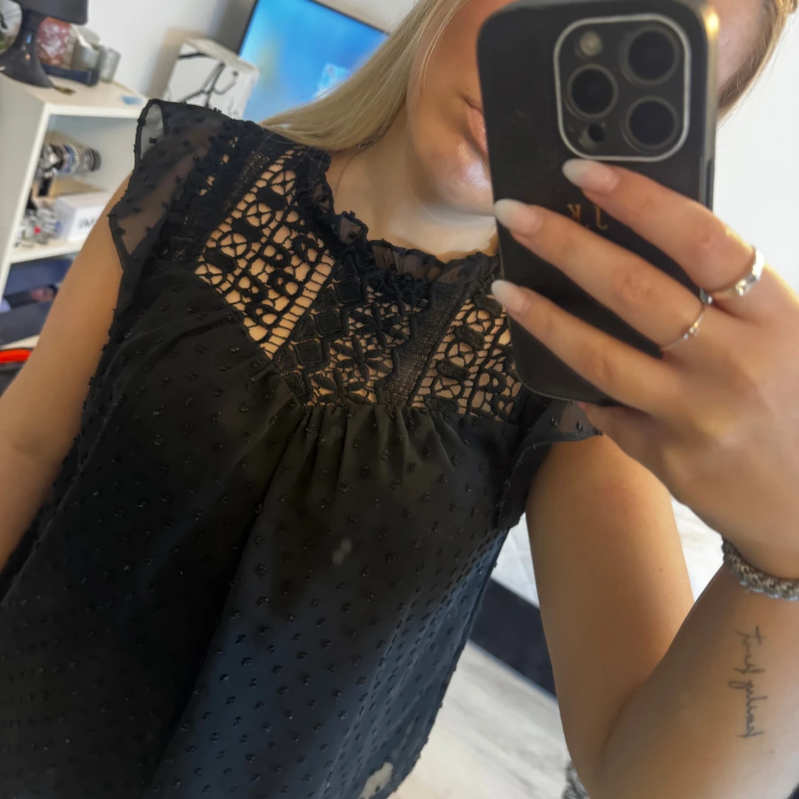 Svart blus med spets och volang