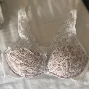 Vit bh från Intimissimi - Supersnygg vit bh från Intimissimi med genombruten spets och blommigt mönster. Aldrig använd. 🫶🏻😊