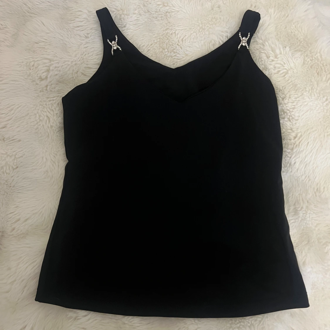 Svart linnetopp med strassdetaljer H&M