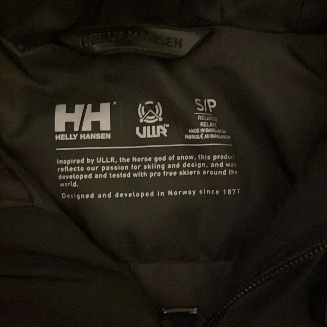 Svart vindjacka Helly Hansen med huva - 1