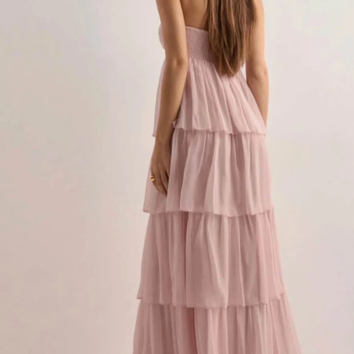 Ljusrosa volangklänning Nelly  - 2