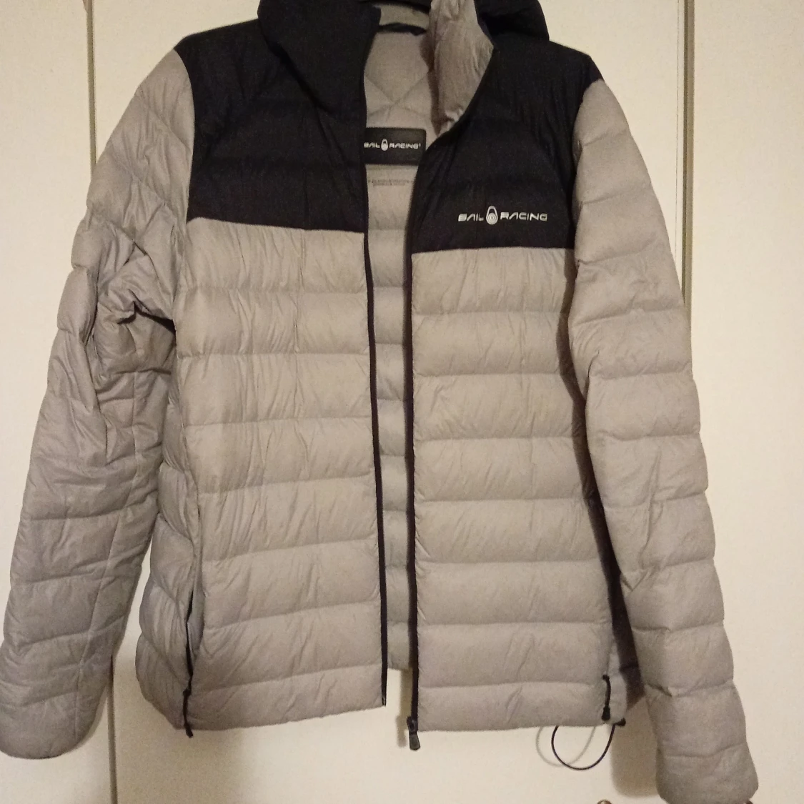 Grå dunjacka från Sail Racing
