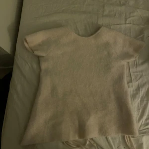 Beige stickad tröja - Beige Stickad tröja med snören bak från Zara