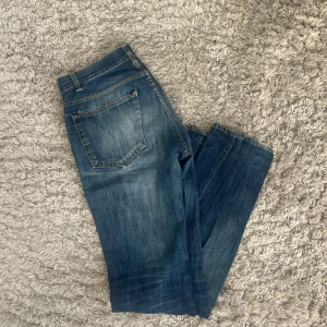 Blå jeans från Acne Studios - Tja, säljer ett par snygga jeans från acne studios. Storlek W30 L32 och i toppen skick. Skriv till mig vid minsta fundering. Mvh Marius 😁