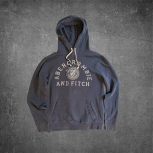 Abercrombie & Fitch Hoodie  - Snygg blå hoodie från Abercrombie & Fitch med broderat tryck på bröstet | Mycket bra skick! | Tveka inte att höra av vid funderingar!