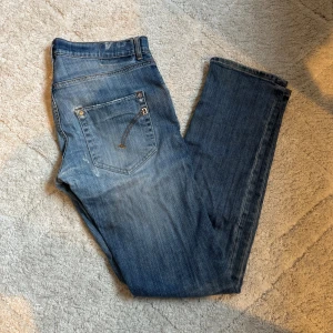 Dondup Jeans - Size 34 - Säljer dessa trendiga och snygga jeans! Perfekta till hösten! 🍁| De är i storlek 34 och passar dig som är mellan 175-185 cm lång ungefär! | Skicket är 10/10 med riktigt snygga slitningar!